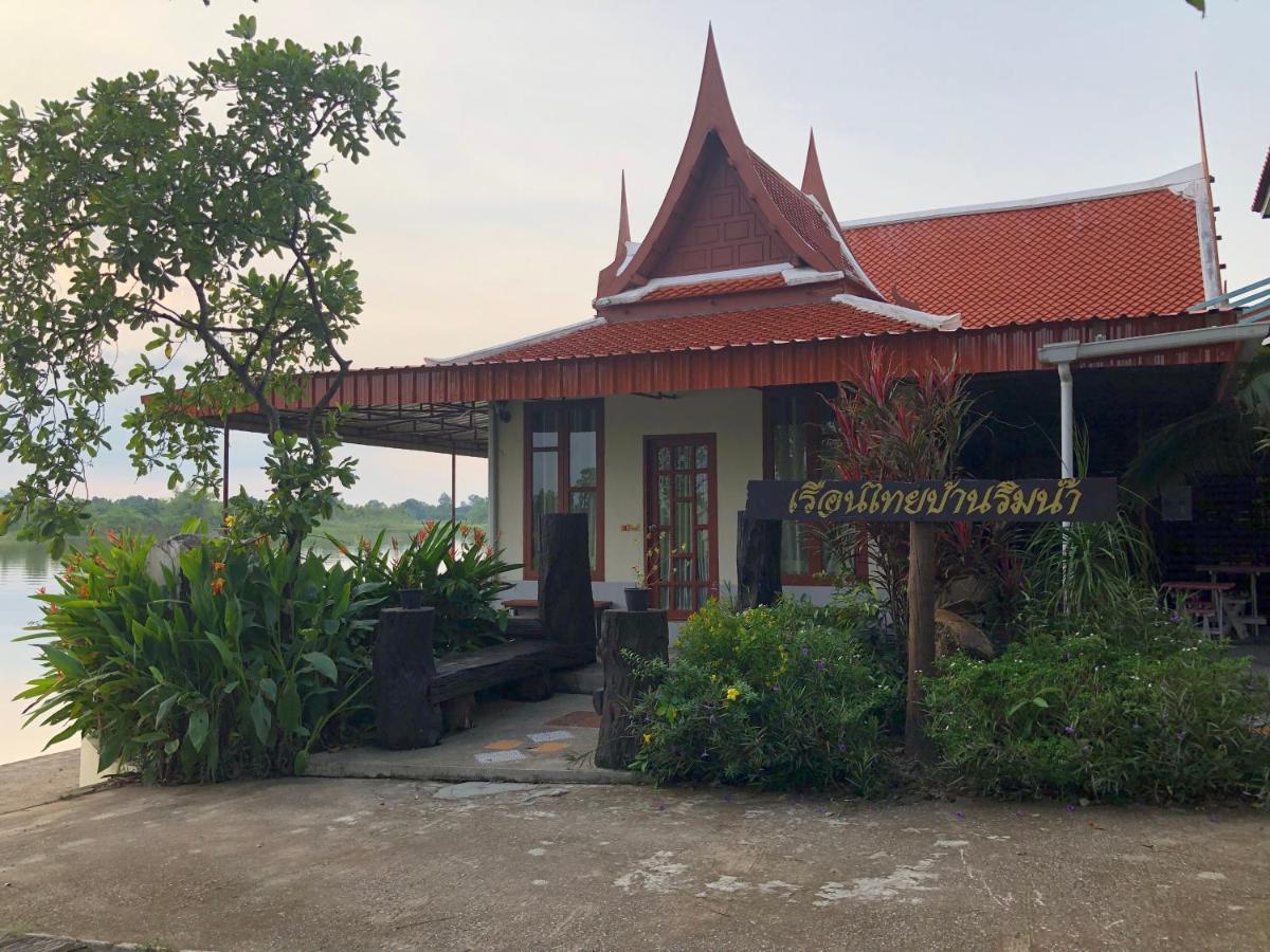 Ruen Thai Ban Rim Nam Kamphaeng Phet Exterior photo