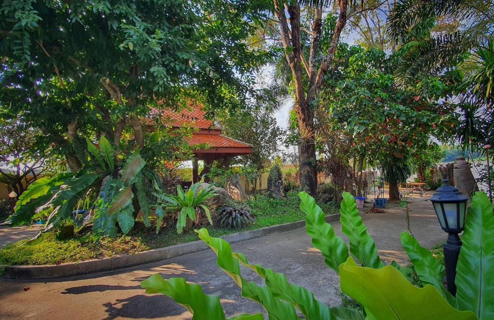 Ruen Thai Ban Rim Nam Kamphaeng Phet Exterior photo