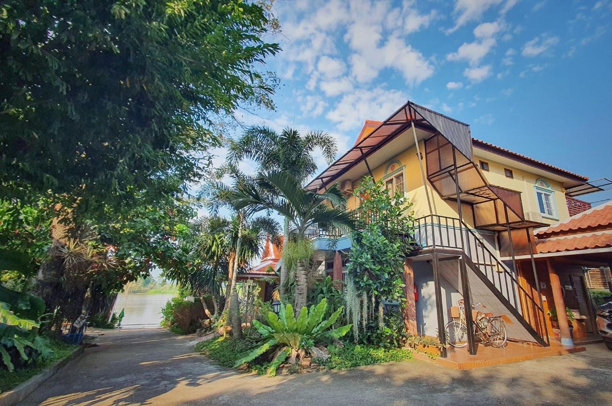 Ruen Thai Ban Rim Nam Kamphaeng Phet Exterior photo
