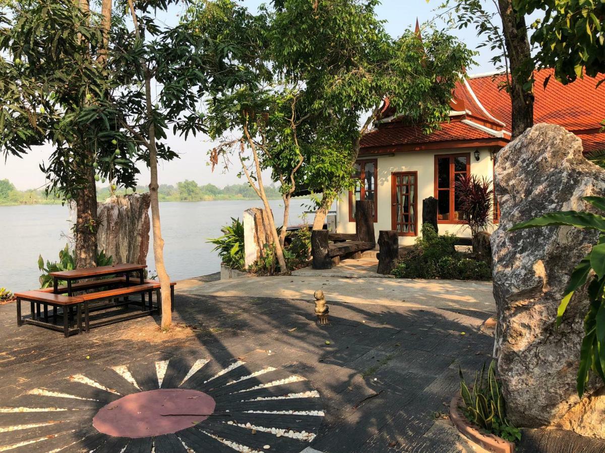 Ruen Thai Ban Rim Nam Kamphaeng Phet Exterior photo