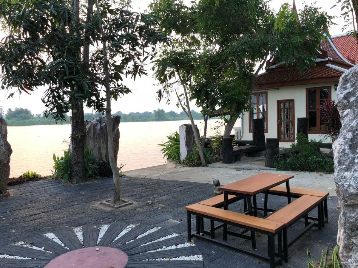 Ruen Thai Ban Rim Nam Kamphaeng Phet Exterior photo