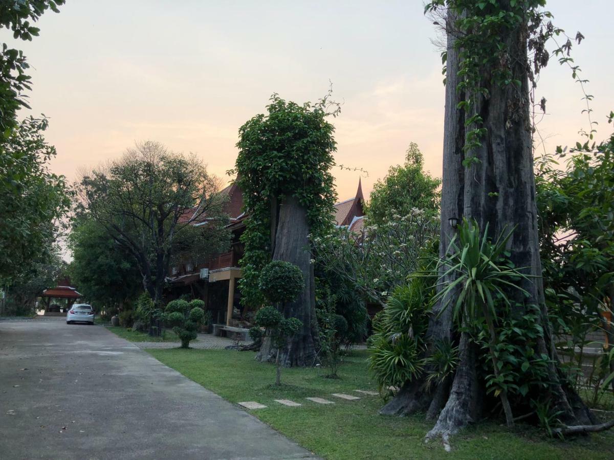 Ruen Thai Ban Rim Nam Kamphaeng Phet Exterior photo