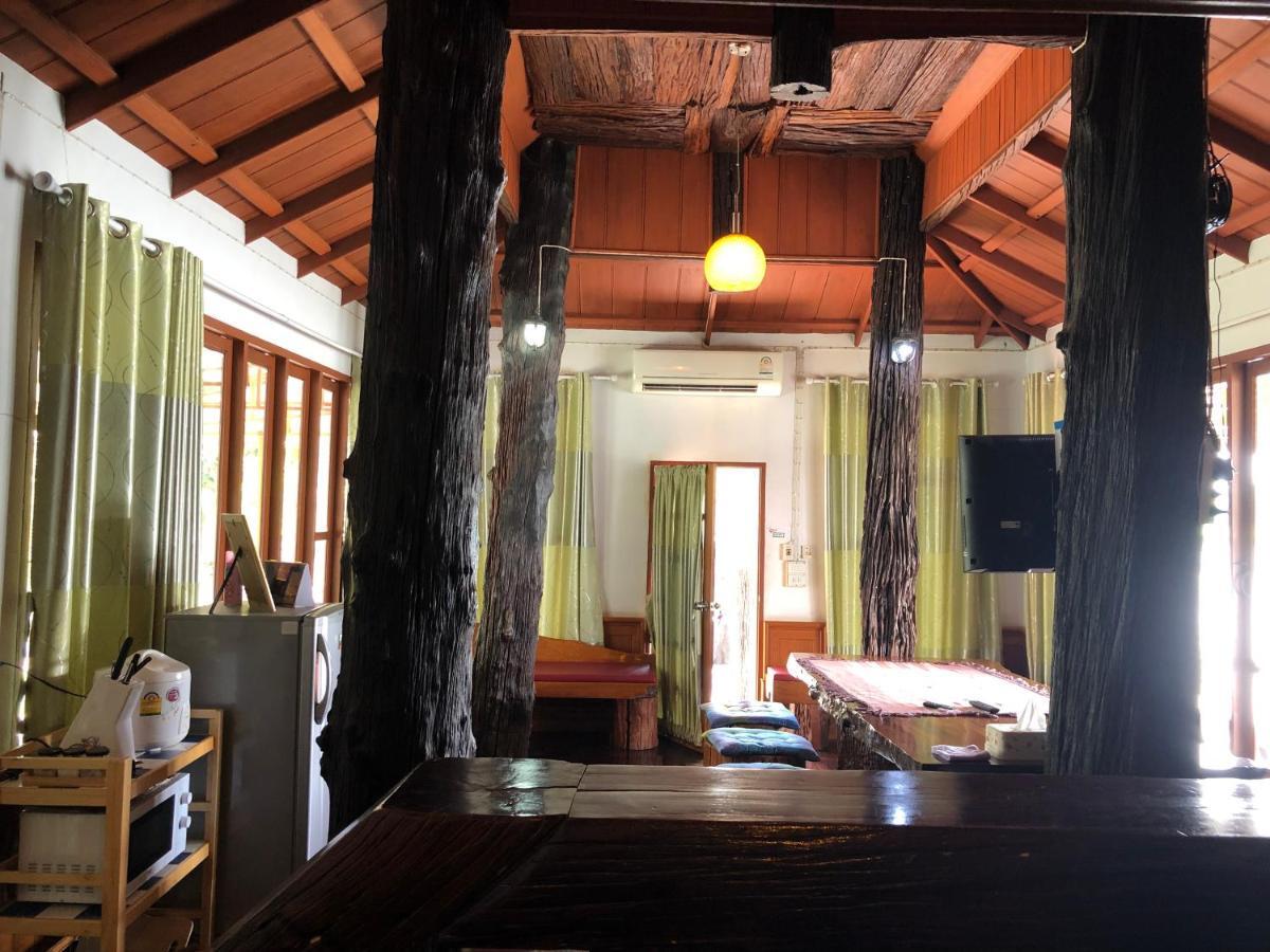 Ruen Thai Ban Rim Nam Kamphaeng Phet Exterior photo